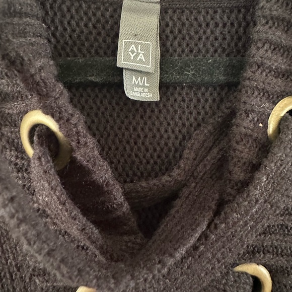 M/L Hooded Pancho - Picture 3 of 5